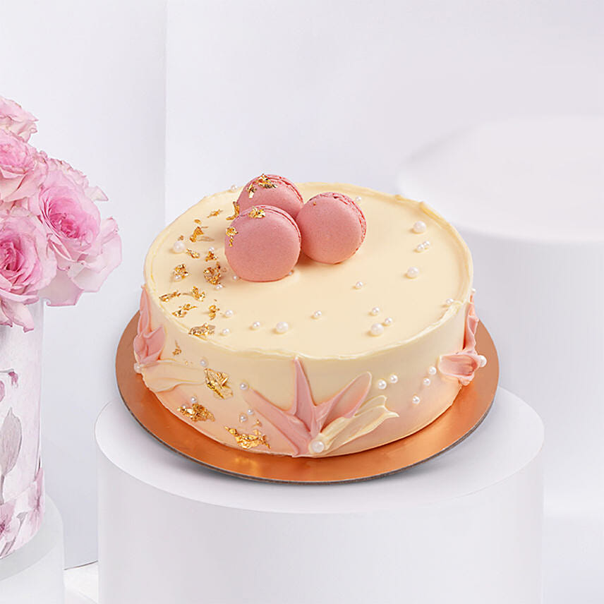Pink Roses Splendour Box With Heart Shape Chocolate Cake