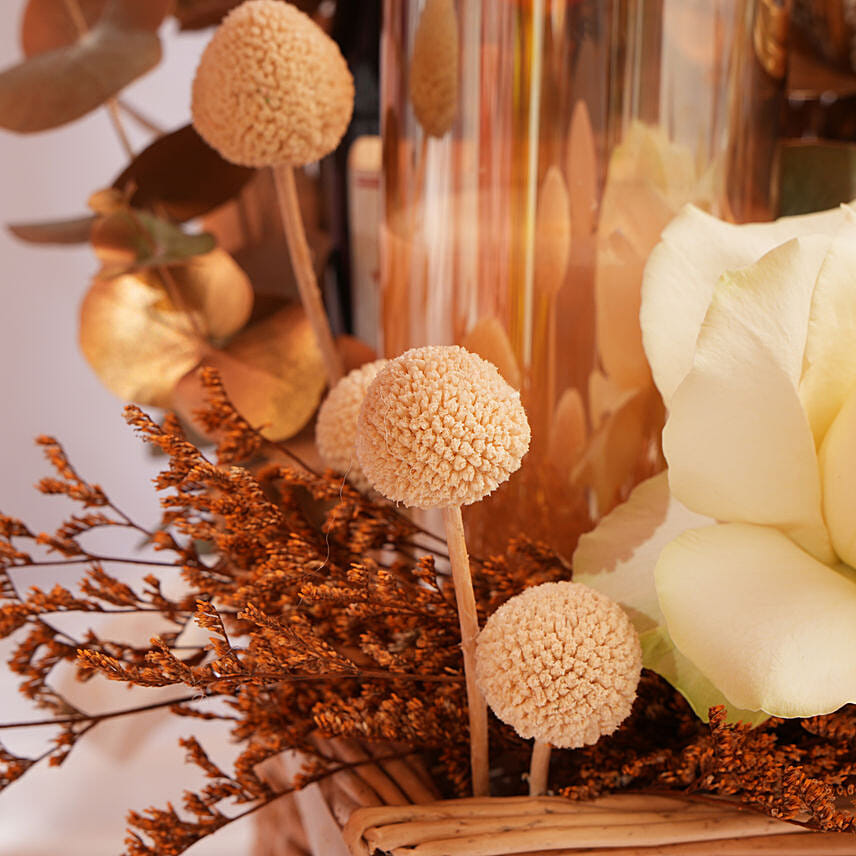 سلة هدايا رمضان للذواقة مع ورد ابيض
