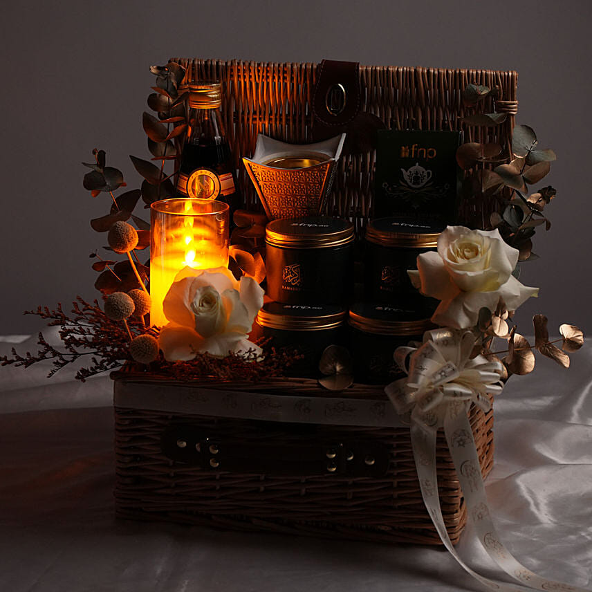 سلة هدايا رمضان للذواقة مع ورد ابيض