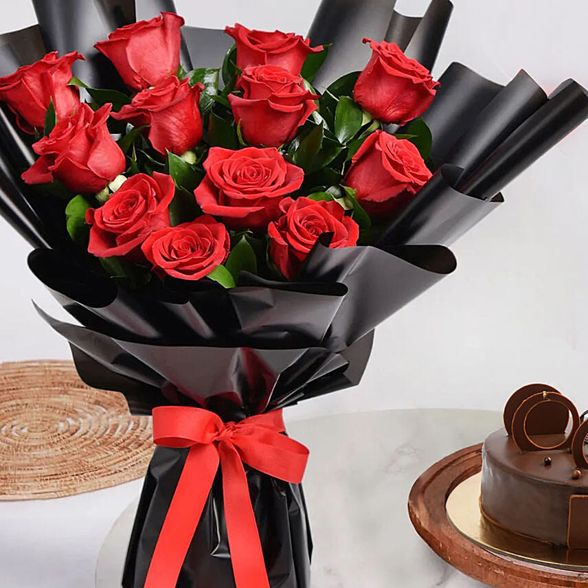 Red Roses & Fudge Cake