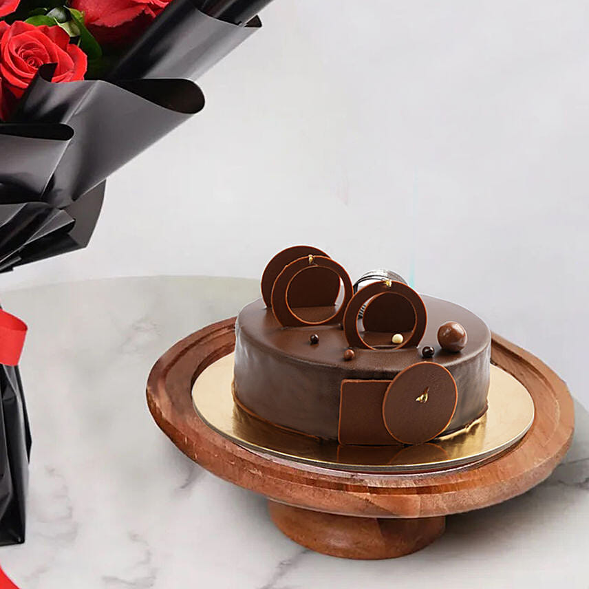 Red Roses & Fudge Cake