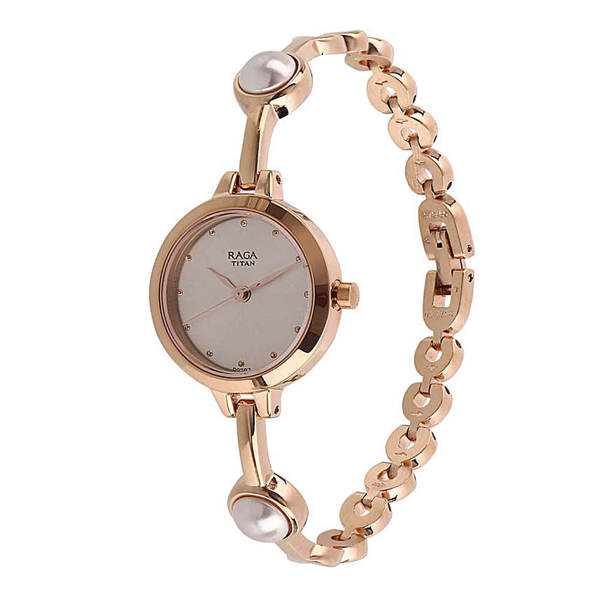باقة ورد و ساعة يد تيتان راغا نسائية