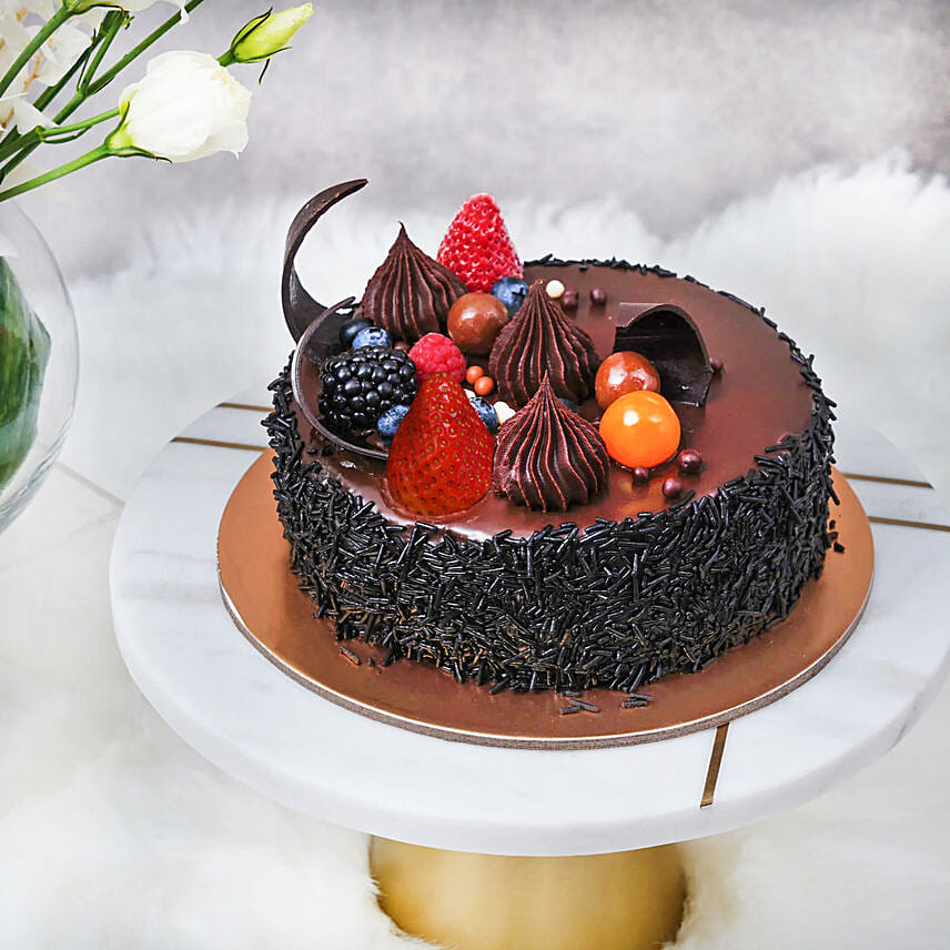 White Beauty Flowers with Chocolate Fudge Cake