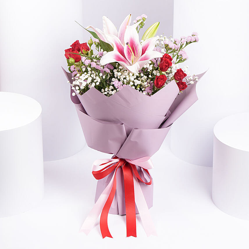 باقة ورود حمراء ووردية في غلاف بنفسجي راقي: ورد لـ عرض الزواج