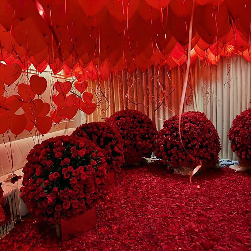 Extravagant Decoration Balloon Ceiling and Roses: Propose Day Gifts