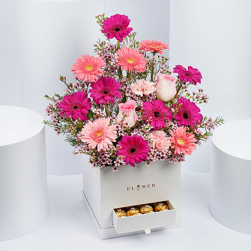 باقة ورود جربيرا منوعة وردي قاتح وغامق في فازة لون أبيض: هدايا الحبيبة