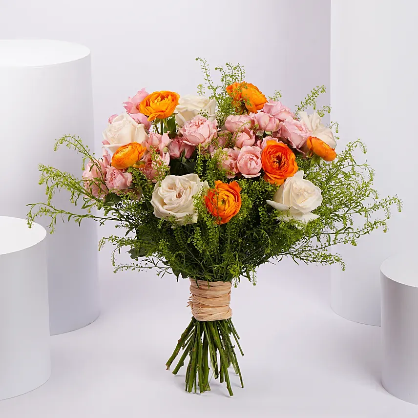 بوكيه ورد قبلة ذهبية: باقات ورد عيد زواج سعيد