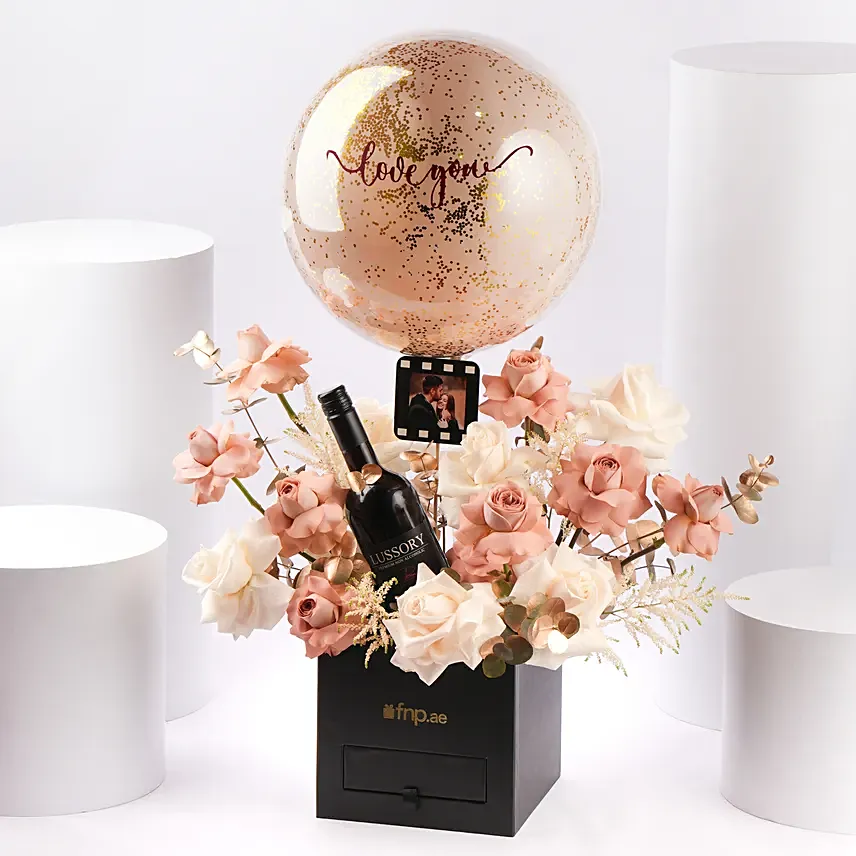 محبة ناعمة | هدايا ورد عيد الزواج: باقة ورد مع بالونات