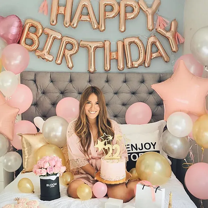 ديكور لعيد الميلاد يضم بالونات وكيكة بتصميم جميل مع ورد ديكور لعيد الميلاد يضم بالونات وكيكة بتصميم جميل مع ورد: زينة عيد ميلاد