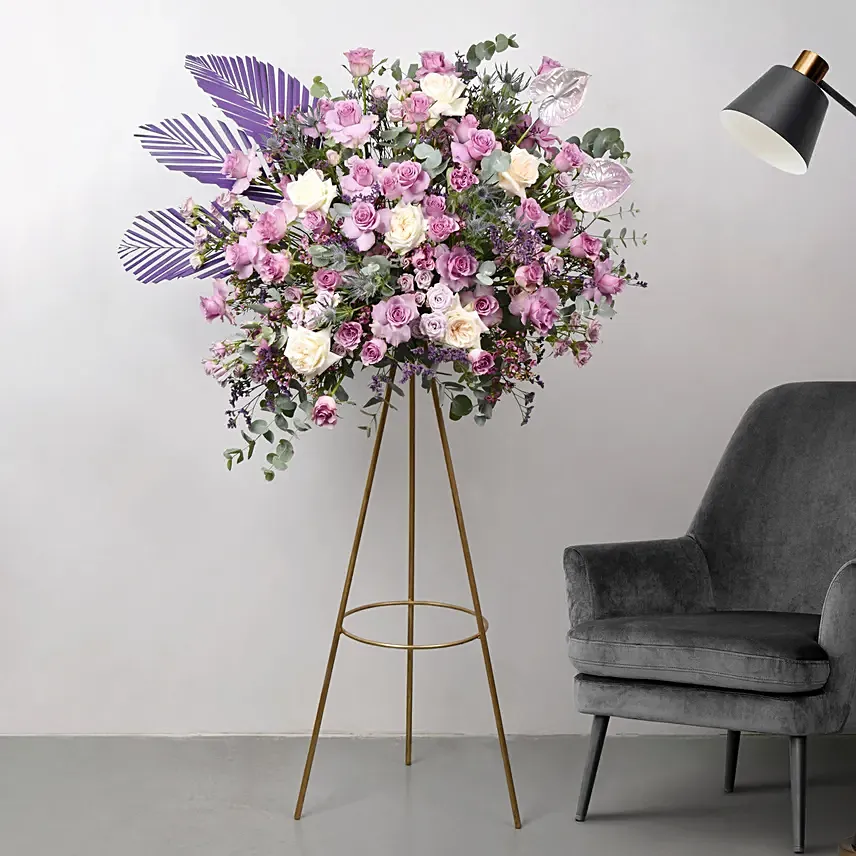 باقة ورود مشكلة لون موف وجوري أبيض على ستاند ذهبي باقة ورود مشكلة لون موف وجوري أبيض على ستاند ذهبي: الورد البنفسج