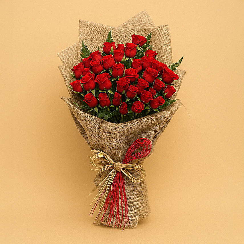 باقة ورود حمراء رومانسية بغلاف أنيق باقة ورود حمراء رومانسية بغلاف أنيق: ورد عيد الزواج في أبوظبي