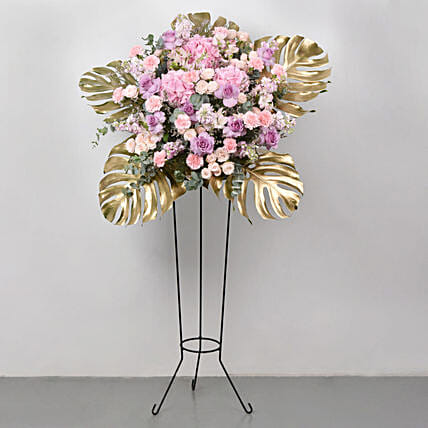 Alluring Flowers Stand: Purple Rose Bouquets