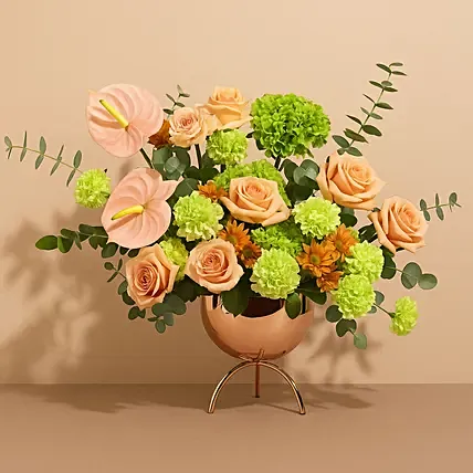 أناقة العنبر في مزهرية معدنية: بوكيه ورد فخم