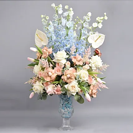 باقة ورد فخمة وأنيقة جوري لون كابتشينو وديلفينيوم أزرق في فازة: توصيل هدايا عجمان