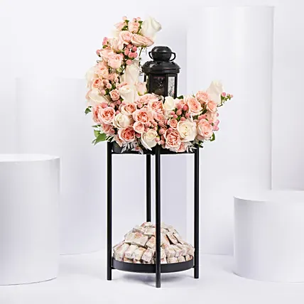 ستاند ورد هلال العيد وفانوس مع شوكولاتة: 