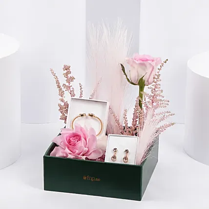 باقة ورد مع طقم أقراط وسوار كارولين سفدبوم: هدايا تهنئة عيد ميلاد