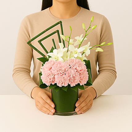 Exquisite Mixed Flowers Vase Arrangement: Flower Arrangements 