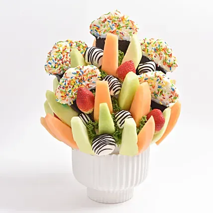 تشكيلة فواكه طازجة وفراولة مغطاة بالشوكولاته اللذيذة في بوكس أبيض: هدايا سلة فواكه