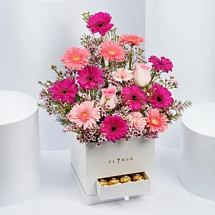 باقة ورود جربيرا منوعة وردي قاتح وغامق في فازة لون أبيض: الجربيرا