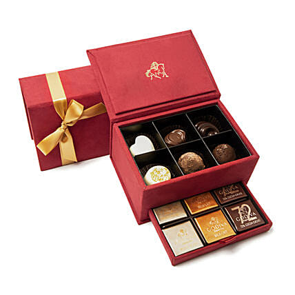 هدايا شوكولا - صندوق شوكولا جوديفا البلجيكية رويال لون أحمر: هدايا شوكولاته