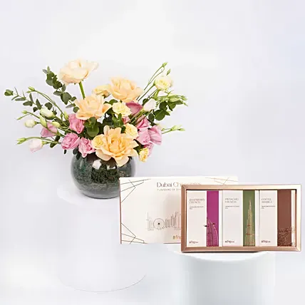 كومبو مزهرية ورود متنوعة مع بوكس شوكولاتة دبي: 