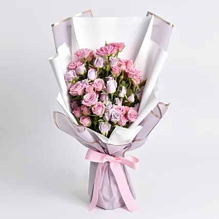 باقة ورود بيبي روز وردية وموف في غلاف وببيونة زهر: الورد البنفسج