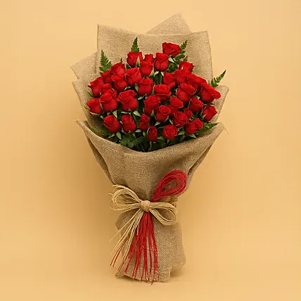باقة ورود حمراء رومانسية بغلاف أنيق: ورد احمر جوري