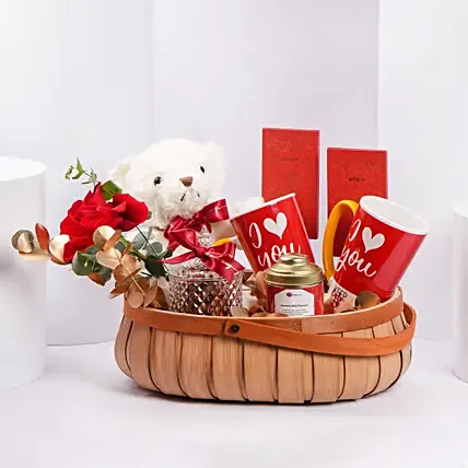 سلة هدايا عناق و محبة: هدايا فخمة