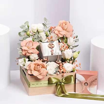 ساعة تيتان راغا نسائية مع صينية ورود: هدايا الكريسماس