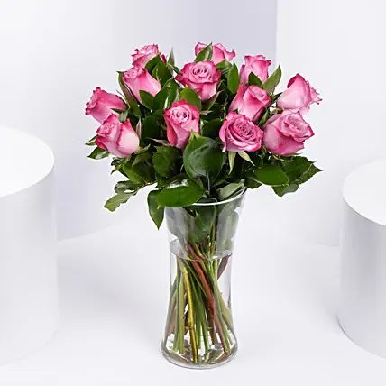 باقة ورود بنفسجية ساحرة وخلابة في مزهرية زجاجية: الورد البنفسج