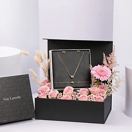 طقم مجوهرات جاي لاروش مطلي ذهب مع كريستال وباقة ورد: Guy Laroche Gifts