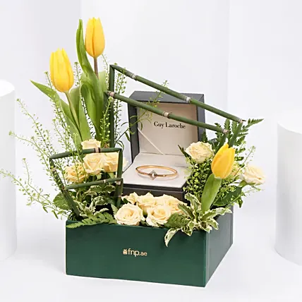 إسورة جاي لاروش مطلية بالذهب مع اللؤلؤ للنساء: Guy Laroche Gifts