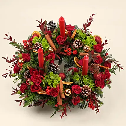 Classic Red Rose Christmas Door Wreath: زهور الكريسماس في أم القيوين