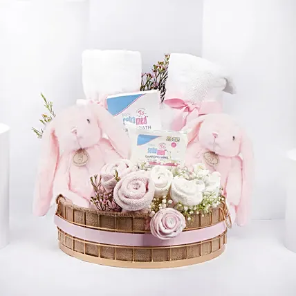 هدايا المولودة الجديدة بنت ترتيب هدايا لون أبيض ووردي في سلة مع دمى أرنب: New Born Gift Hampers