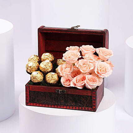 Peach Roses with Chocolates Treasure Chest: 