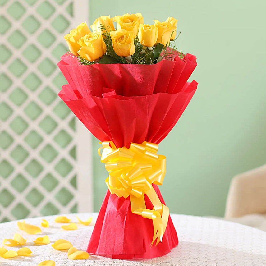 12 yellow roses charming bouquet