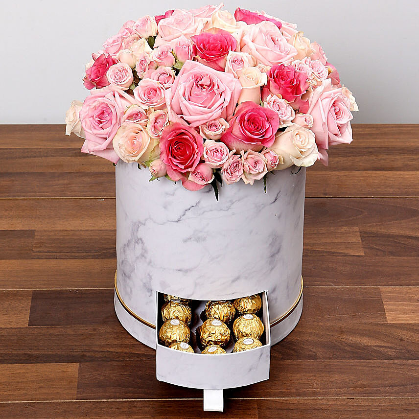 صندوق أنيق من الورود الوردية والشوكولاتة