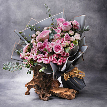 Exquisite Bouquet Of Pink Roses: 
