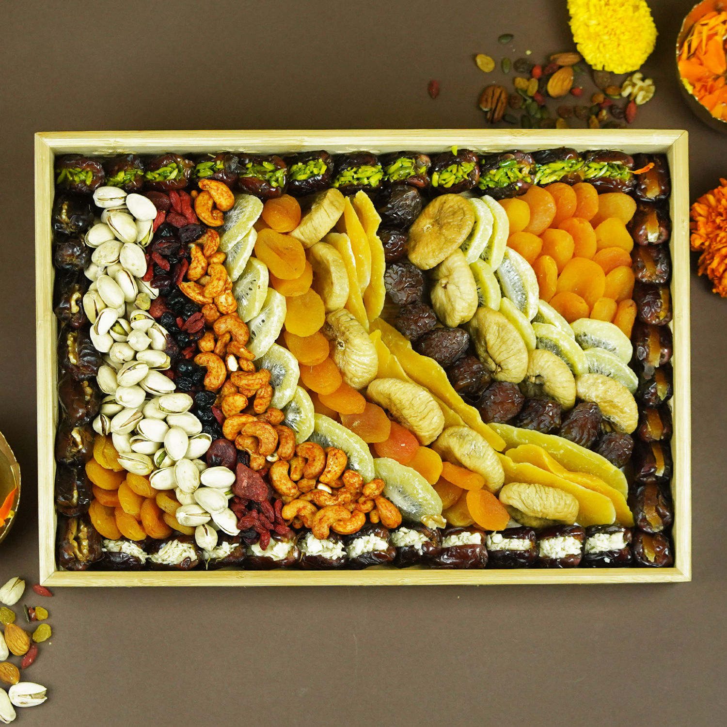أون لاين Dried N Dry Fruit Tray With Dates توصيل هدايا في Oman FNP