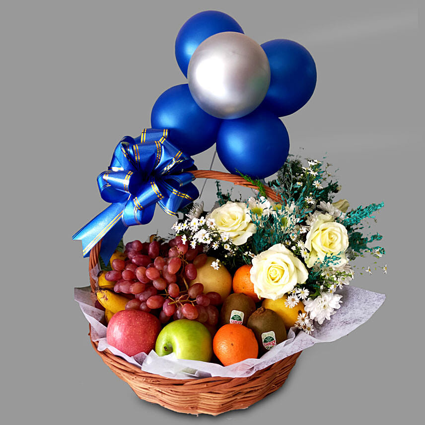 سلة فواكه وورد مع بالونات