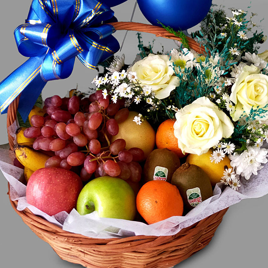 سلة فواكه وورد مع بالونات