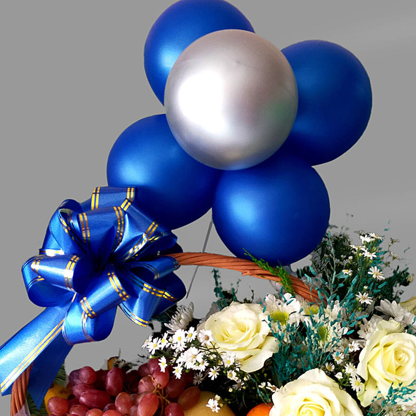 سلة فواكه وورد مع بالونات