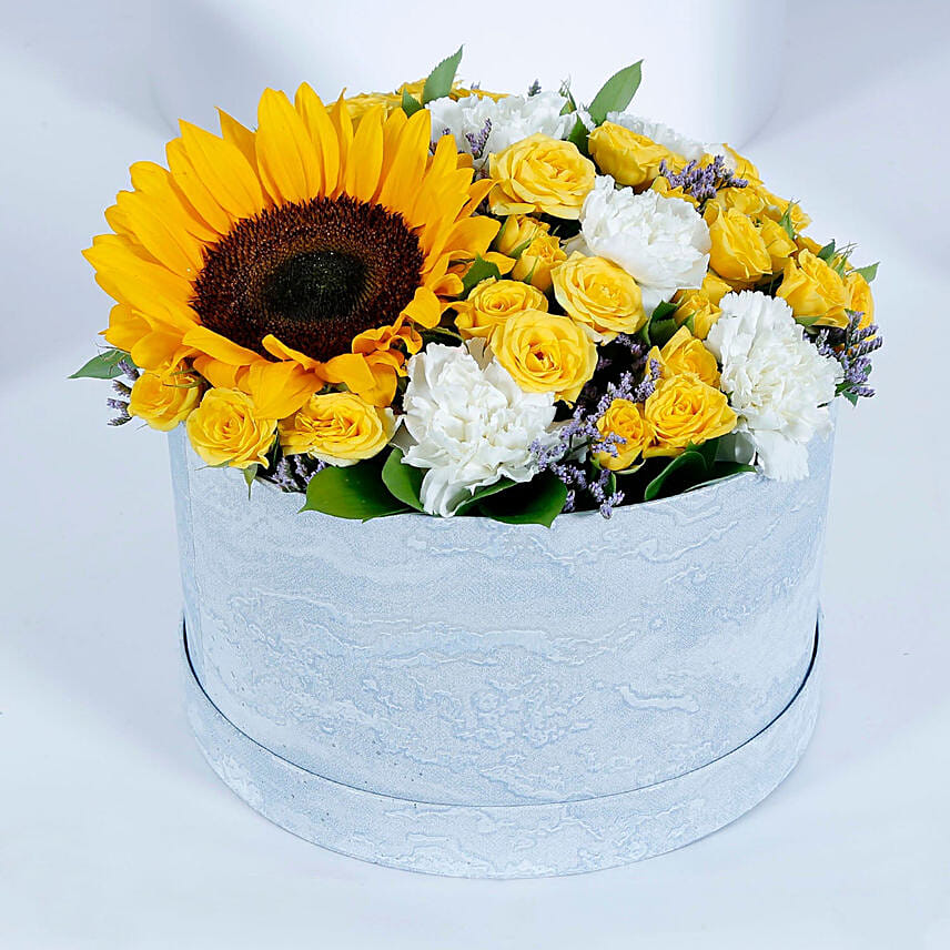 Mix Flowers Round Shape Arrangement Mix Flowers Round Shape Arrangement: أرسل عباد الشمس إلى قطر