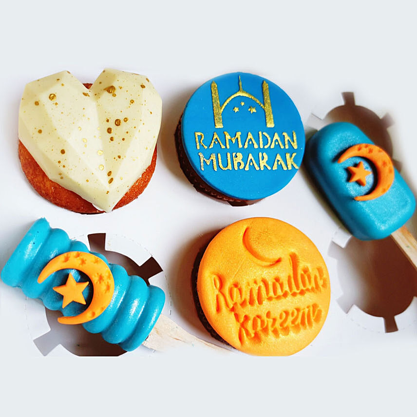 Ramadan Mubarak Vanilla Cupcakes and Cakesicles