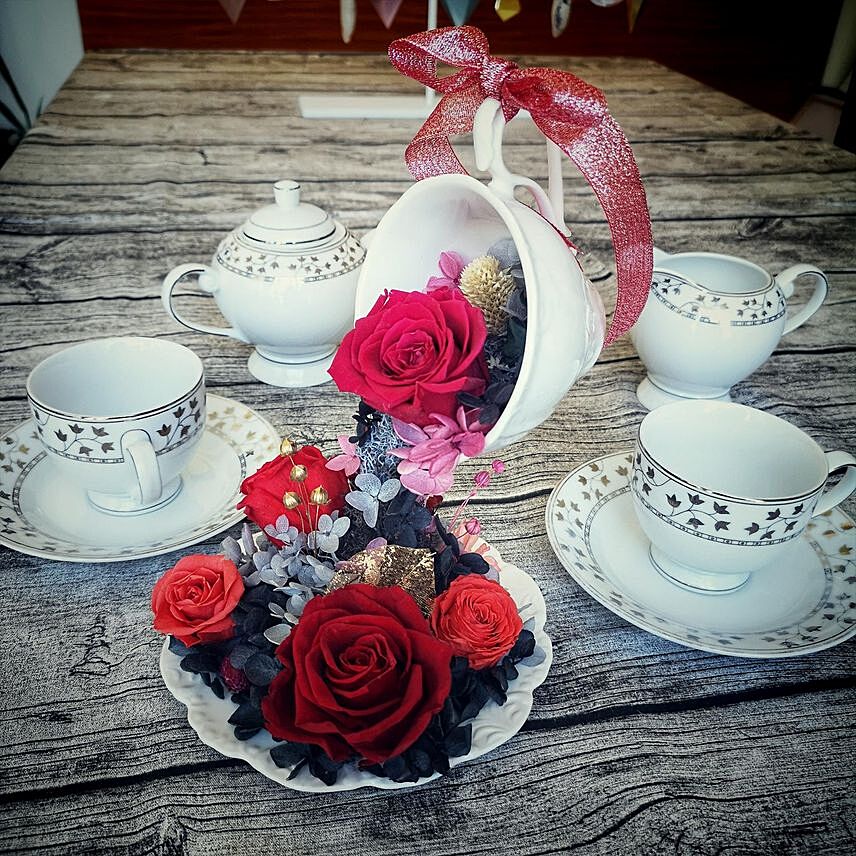 Beautiful Red Flower Pouring Tea Cup