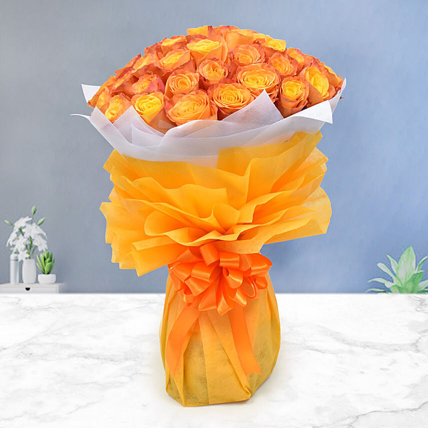بوكيه ورد 50 وردة جورية برتقالية في غلاف أنيق وببيونة