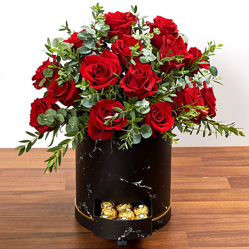 باقة 30 وردة حمراء جوري في بوكس مع شوكولاته فيريروروشيه