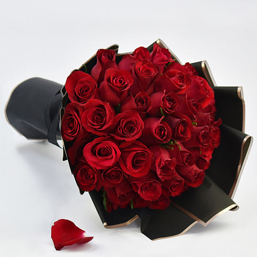 35 Red Roses أون لاين 35 Red Roses Hand Bouquet توصيل هدايا في Qatar - Fnp.ae