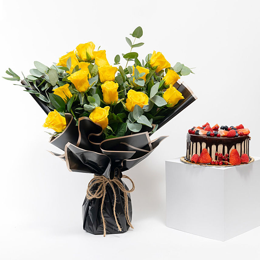Lovely Yellow Roses Bouquet with Choco Berry Cake