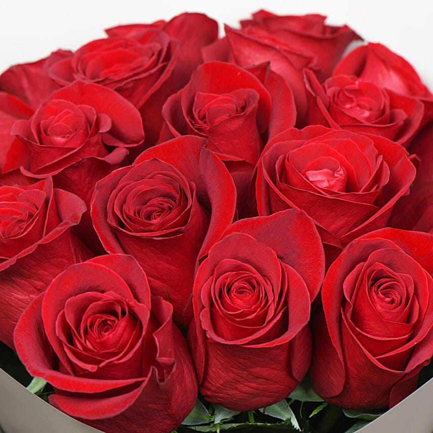 620 Roses Roses Roses أون لاين Scarlet Enchantment Roses Bouquet توصيل هدايا في Qatar - FNP